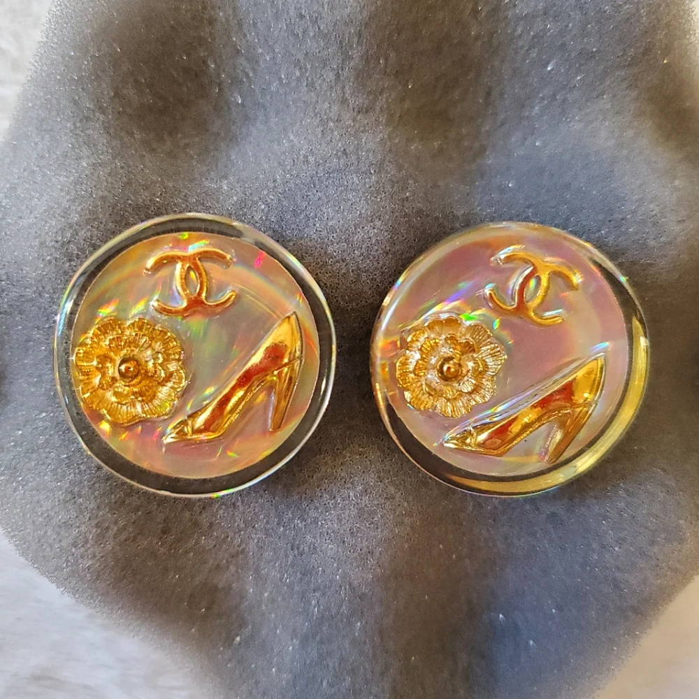 Chanel 1997 CC Gold Plated Resin Camellia Button Clip On Earrings - Picture 6 of 10